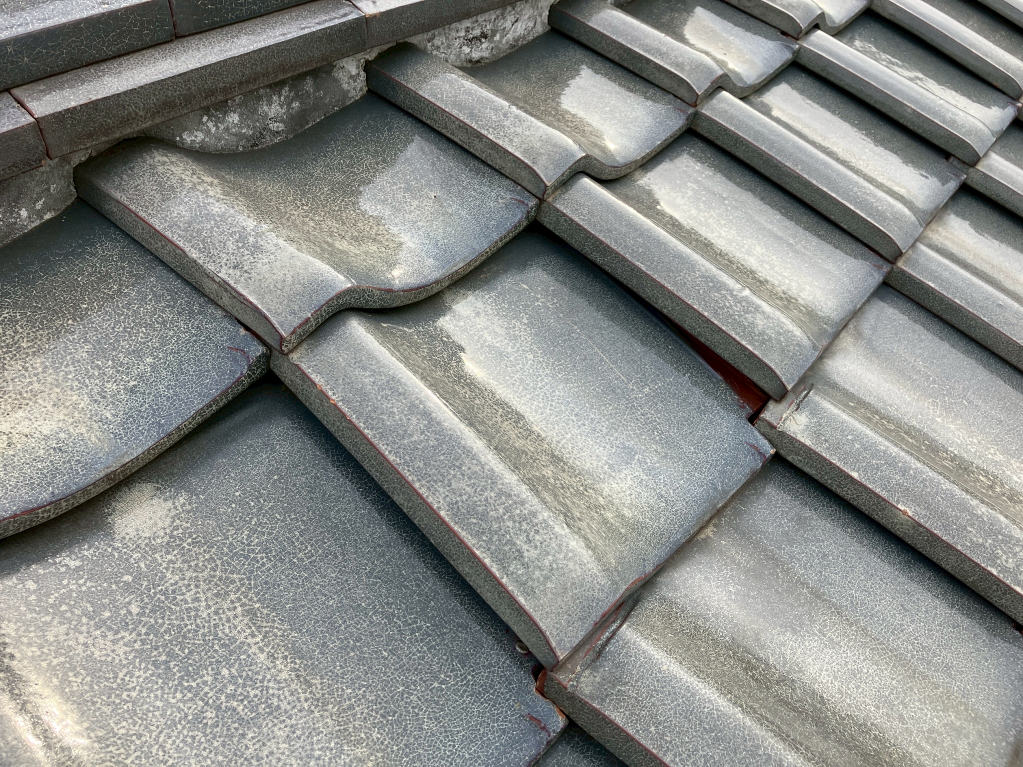 瓦が波打っている